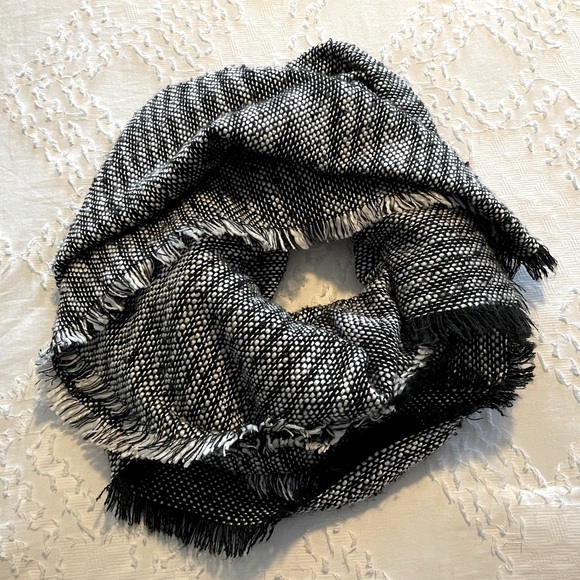 Banana Republic Black & White Winter Scarf - Picture 1 of 7